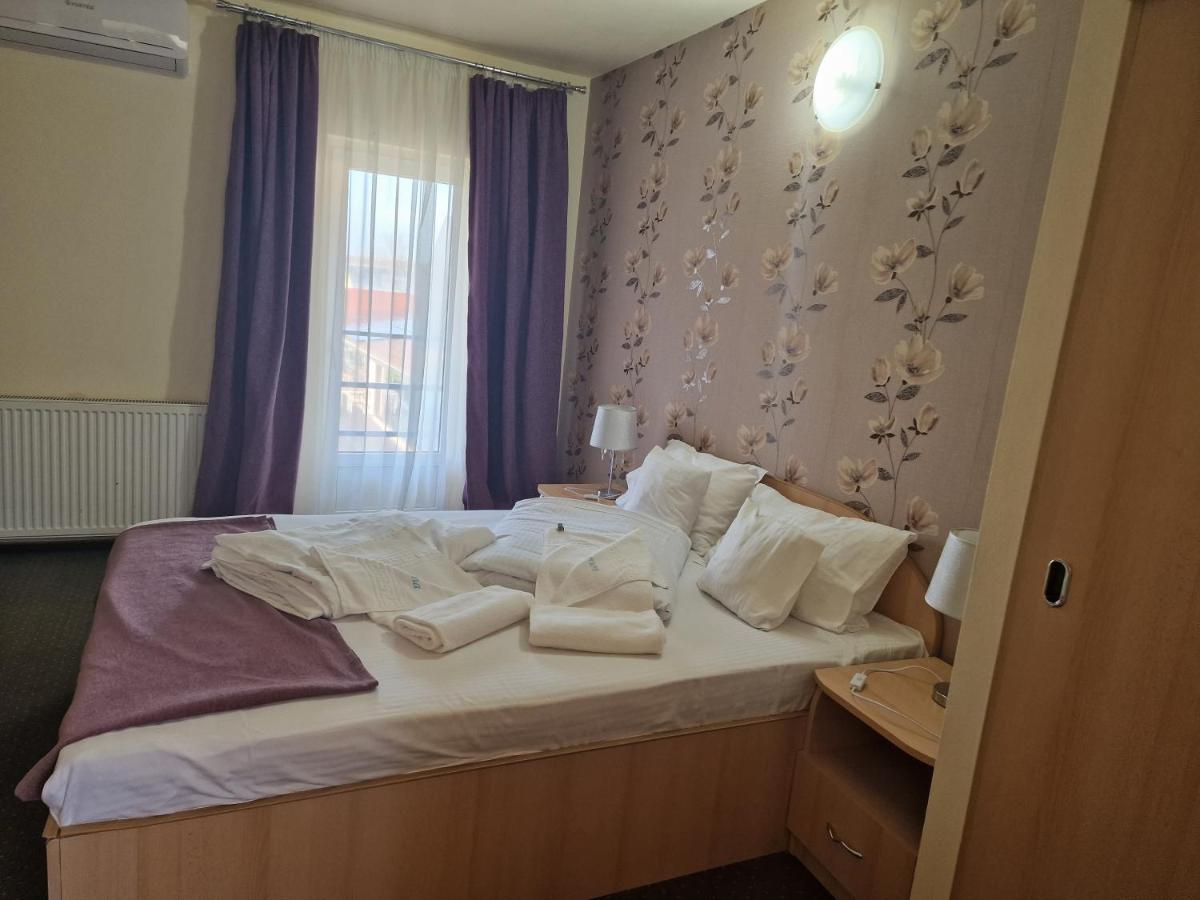 Motel Laguna Beius Bagian luar foto